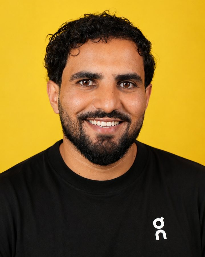 Portrait de Mounaim Assermouh, physiothérapeute, souriant, en t-shirt noir
